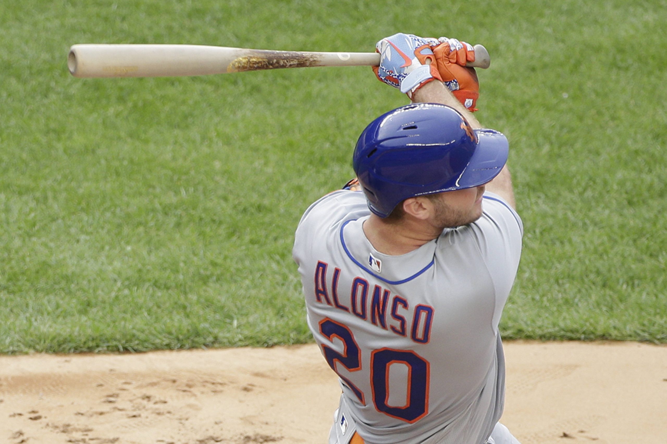 Alonso breaks NL rookie HR record, Mets crown Royals