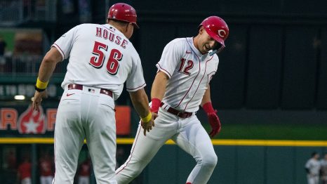 Baseball players shake hands